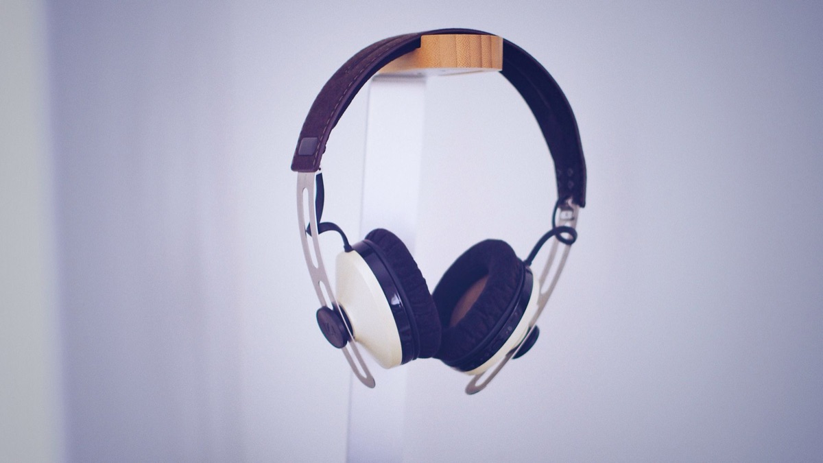High-end over-ear wireless noise canceling headphones