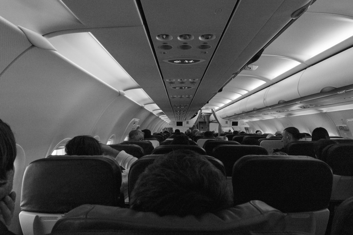 Interior de la cabina de un avión para viajes tranquilos.