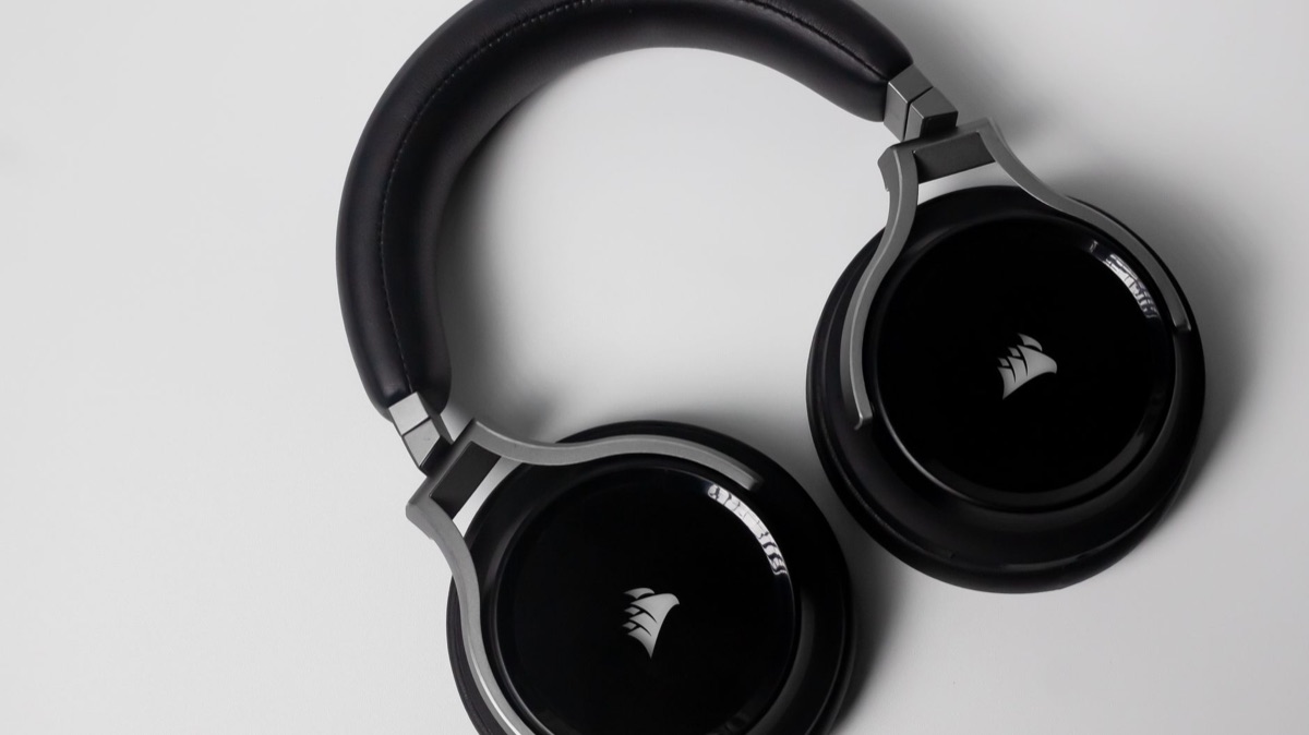 Casque sans fil haut de gamme posé sur une table.