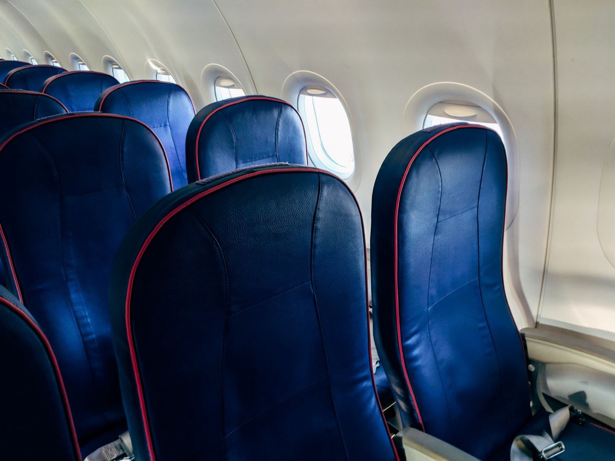 Vue d'une cabine d'avion pour illustrer l'usage en voyage.