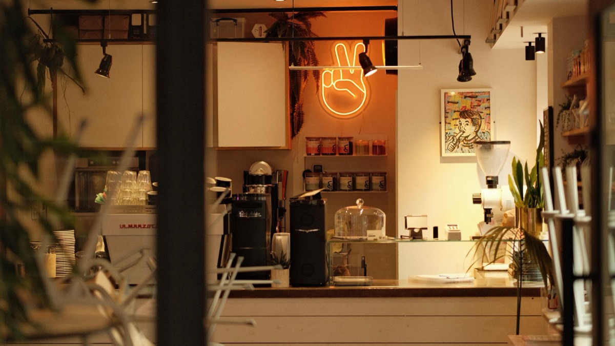 Interno di un caffè moderno e affollato