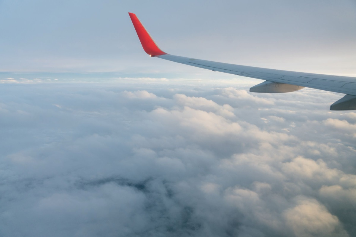 Vista dal finestrino della cabina di un aereo