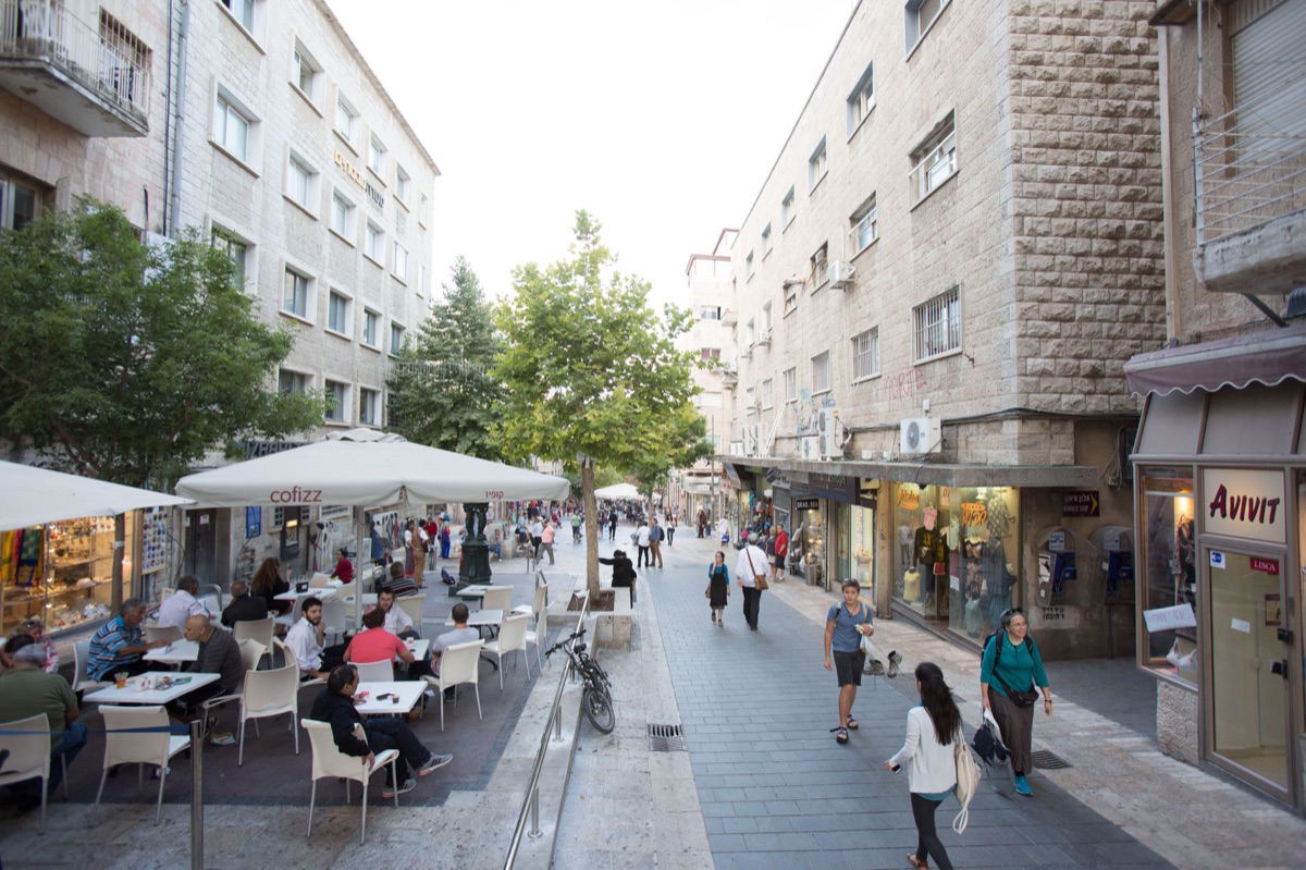 Een druk stadsgezicht bij een café