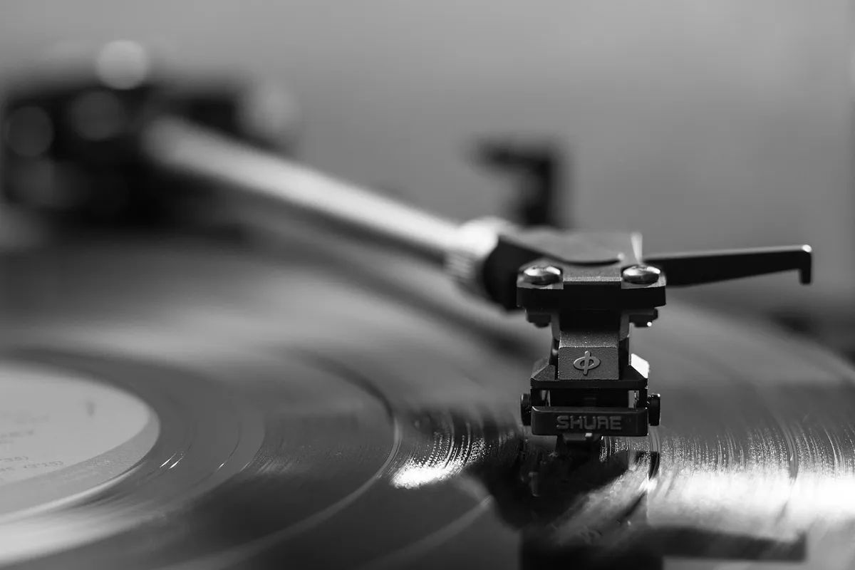 レコードプレイヤー、レコード、フィルム、モノ、音楽、プラスチック、レコード、反射、音、ターンテーブル、ヴィンテージ、灰色の音楽、灰色のヴィンテージ、音楽、音楽、音楽、音