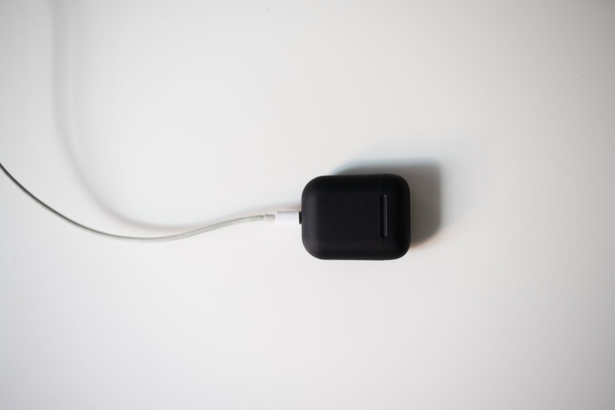 Kabellose In-Ear-Kopfhörer in ihrem Ladecase