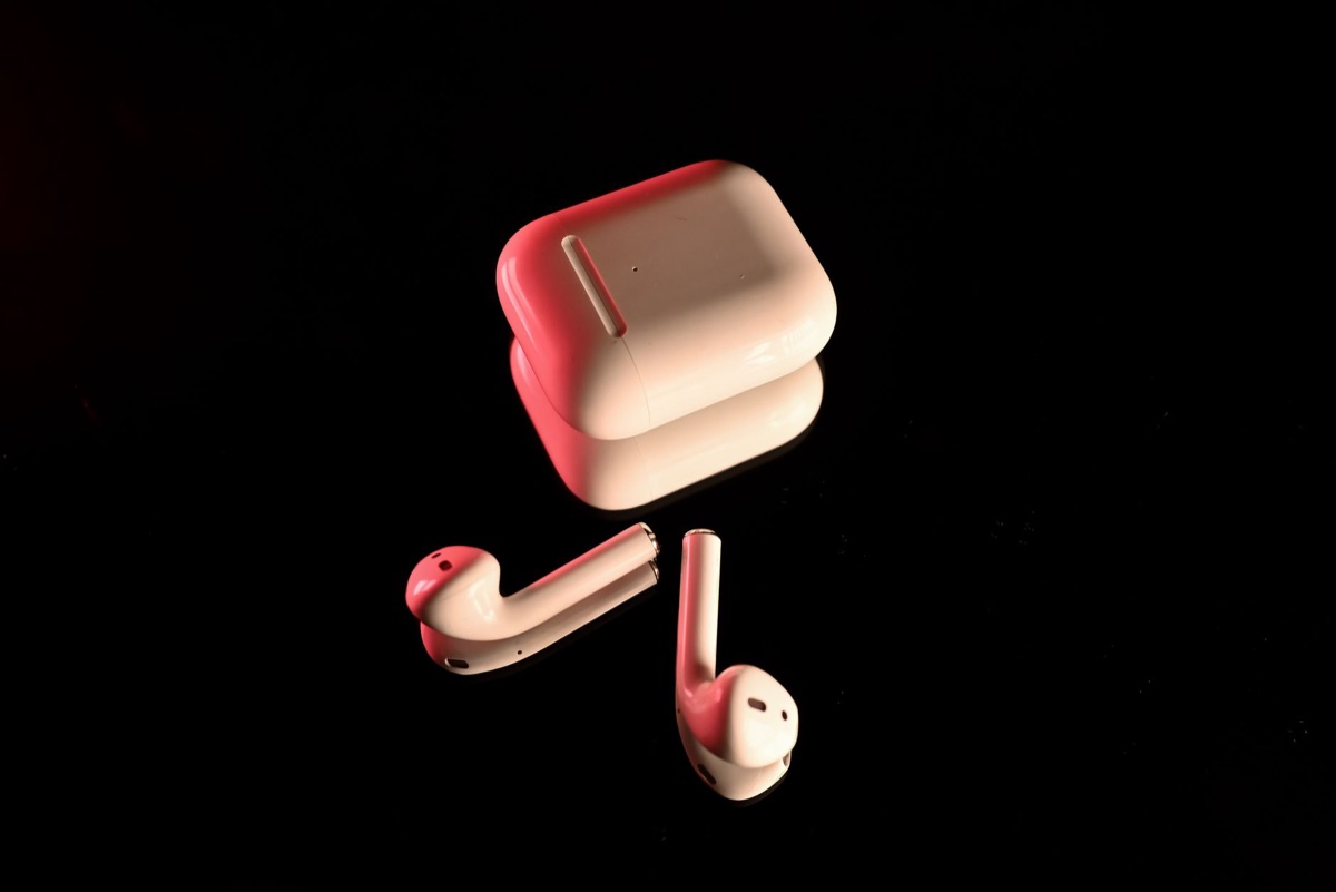 Auriculares inalámbricos modernos en su estuche de carga.