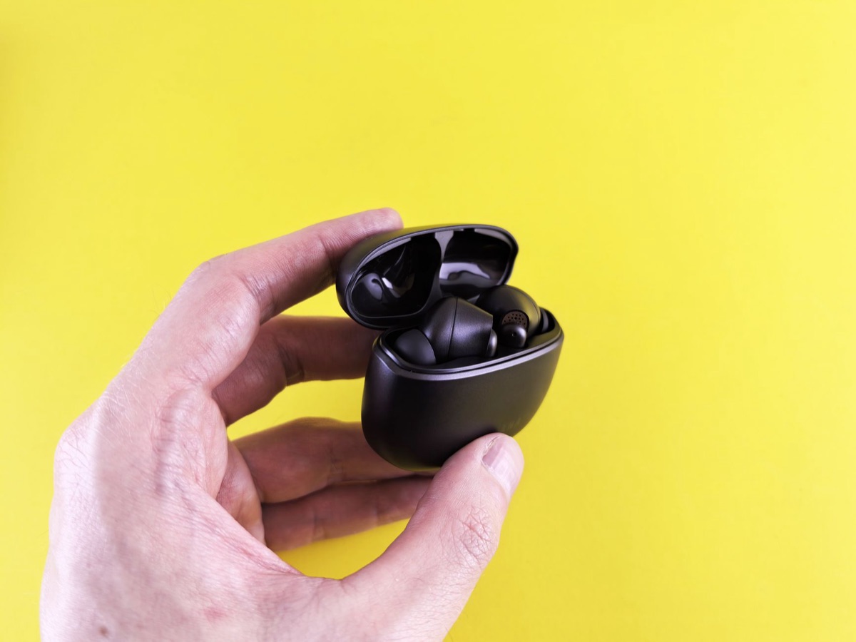 Primo piano di auricolari wireless in-ear