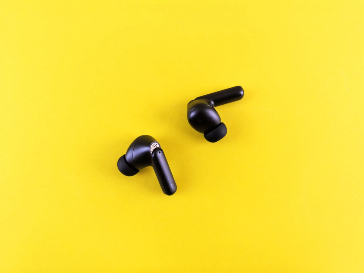 Fones de ouvido sem fio modernos com tecnologia de cancelamento de ruído.
